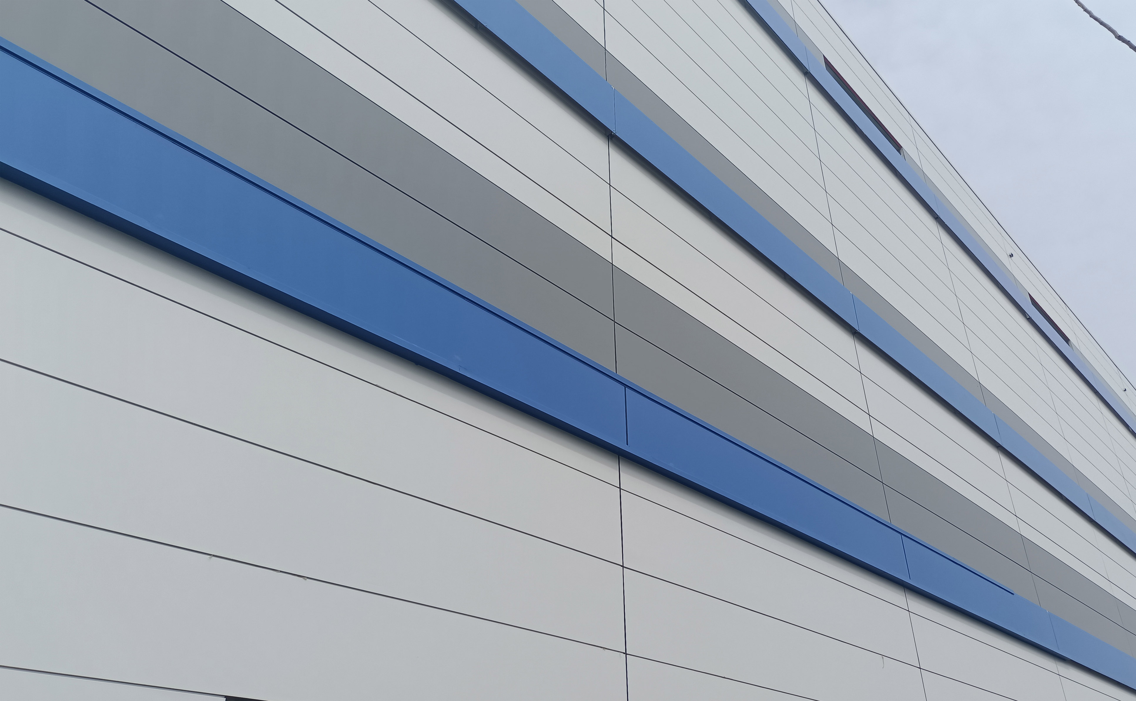 綠（lǜ）豐金屬幕牆板 建（jiàn）築（zhù）界的（de）藝術大師